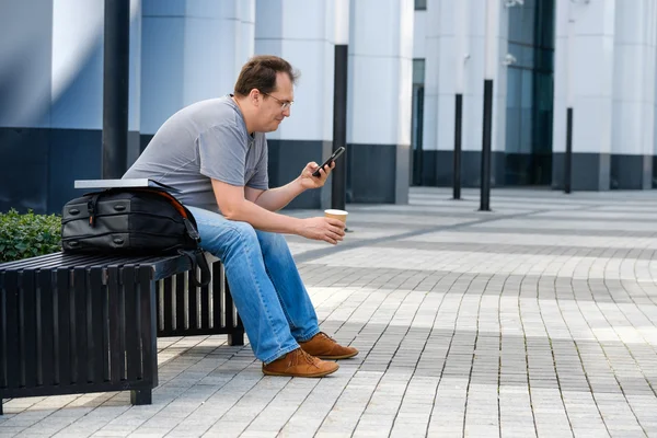Mann mittleren Alters liest Tablet — Stockfoto