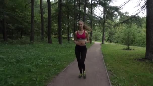 Jovem mulher correndo no parque — Vídeo de Stock