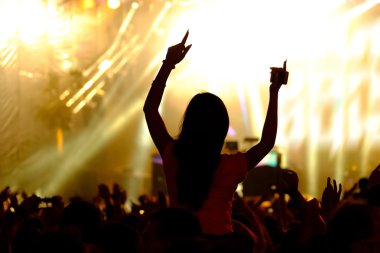 Canlı açık hava konserinde tezahürat hayranları.