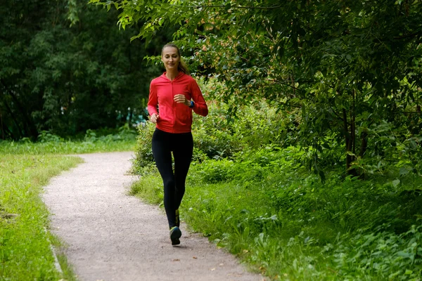 Joven mujer corriendo en el parque — Foto de Stock