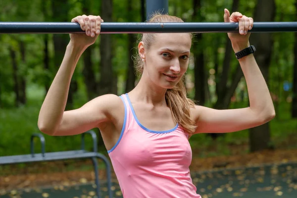 Mladá štíhlá žena sportovní portrét na cvičišti — Stock fotografie