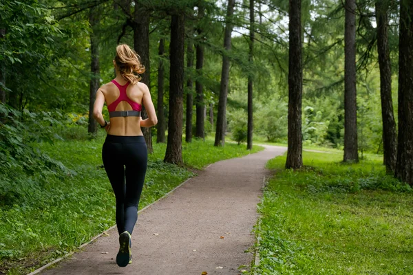 Ung kvinna jogga i parken — Stockfoto