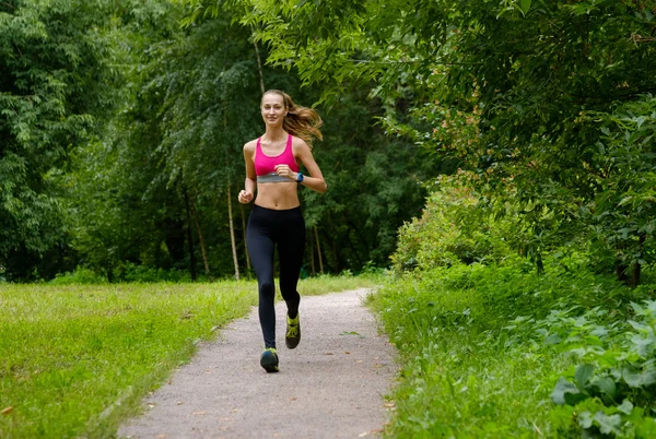 Jonge vrouw joggen in het park — Stockfoto