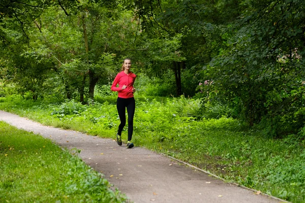 Jonge vrouw joggen in het park — Stockfoto