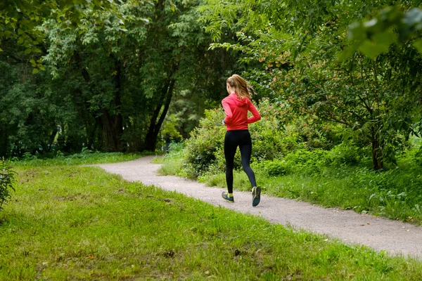 Joven mujer corriendo en el parque — Foto de Stock