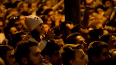 Kalabalık açık hava canlı Festivali'nde tezahürat hayranları