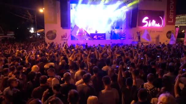 Натовп фанатів, що вітають на живому фестивалі під відкритим небом — стокове відео