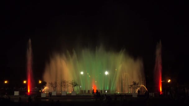 Spectacle de fontaine de musique la nuit — Video