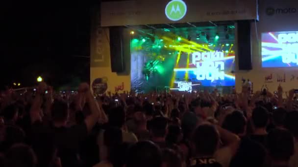 Menigte fans juichen op levende openluchtfestival — Stockvideo