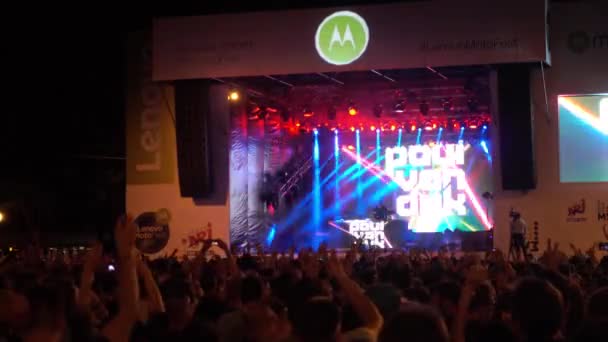 Folle di fan che applaudono al festival live all'aria aperta — Video Stock