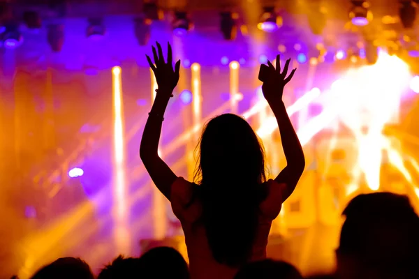 Aficionados vitoreando en concierto al aire libre en vivo . —  Fotos de Stock