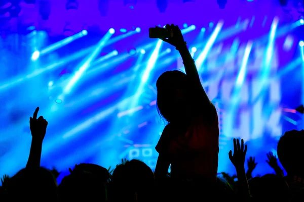 Fan using mobile device for taking pictures, videos or broadcasting — Stock Photo, Image