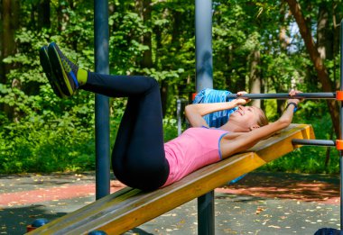 Genç kadının eğitim zemin üzerinde egzersiz yapması ince