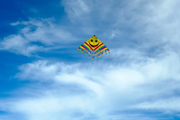 Летящий змей в голубом небе — стоковое фото
