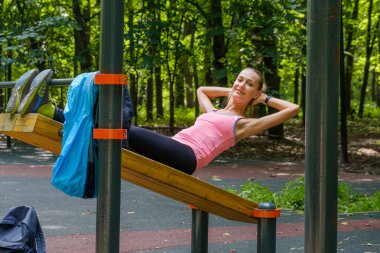 Genç kadının eğitim zemin üzerinde egzersiz yapması ince