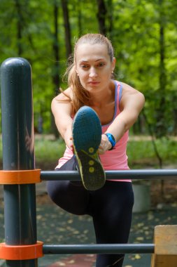 Genç kadın bir eğitim toprağa uzanan ince