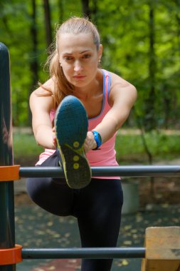 Genç kadın bir eğitim toprağa uzanan ince