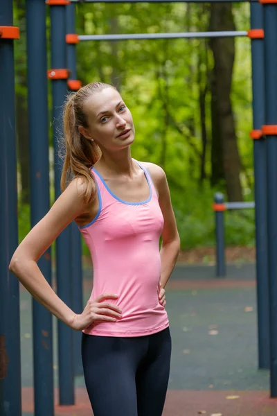 Ung smal kvinna sport porträtt på träningsbanan — Stockfoto