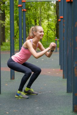 Genç kadının eğitim zemin üzerinde egzersiz yapması ince