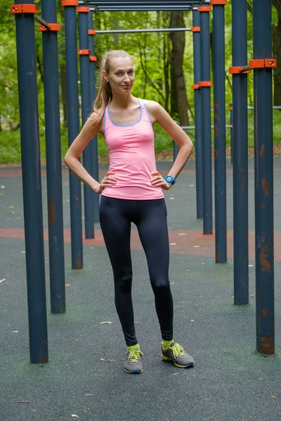 Jovem magro mulher esportes retrato no chão de treinamento — Fotografia de Stock