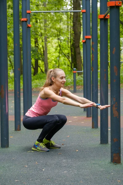 若いスリム女性トレーニング グラウンドでトレーニングを行って — ストック写真