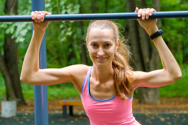 Jovem magro mulher esportes retrato no chão de treinamento — Fotografia de Stock