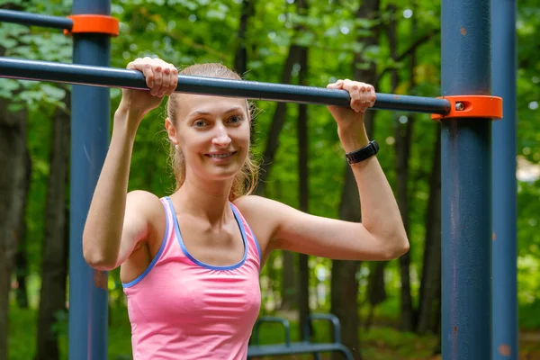 Joven mujer delgada retrato deportivo en el campo de entrenamiento — Foto de Stock