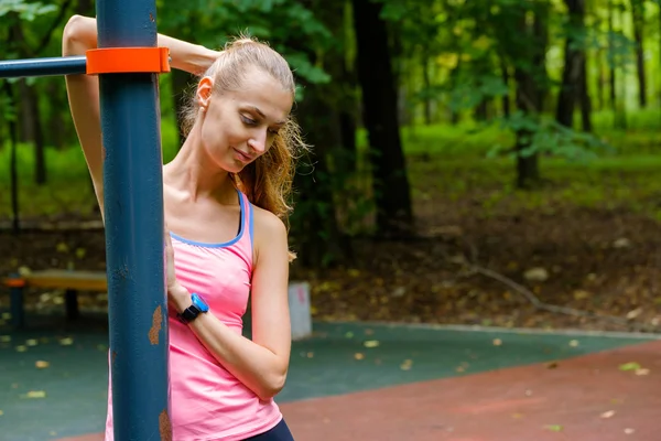 Fiatal vékony nő sport portré a képzési helyszínen — Stock Fotó