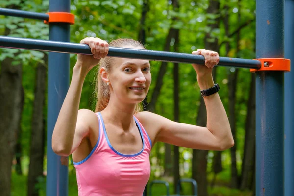 Joven mujer delgada retrato deportivo en el campo de entrenamiento —  Fotos de Stock