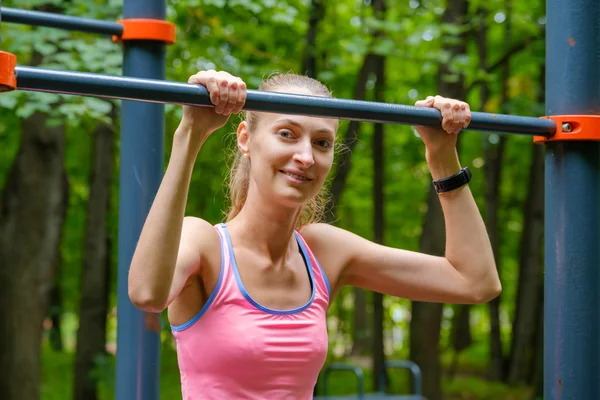 Joven mujer delgada retrato deportivo en el campo de entrenamiento —  Fotos de Stock