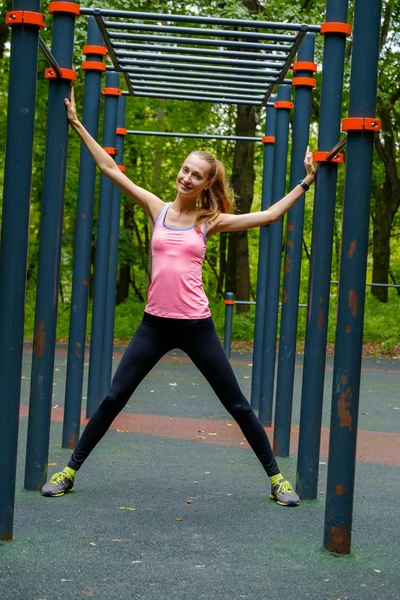 Jonge slanke vrouw sport portret op het oefenterrein — Stockfoto