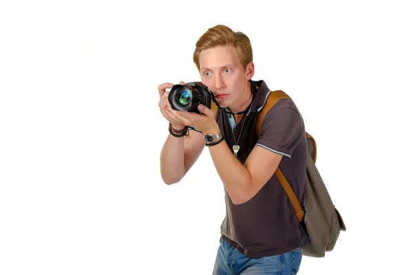 Hombre joven viajero tomando fotos por cámara dslr aislado — Foto de Stock