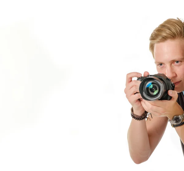 Jeune homme voyageur prendre des photos par caméra dslr isolé — Photo