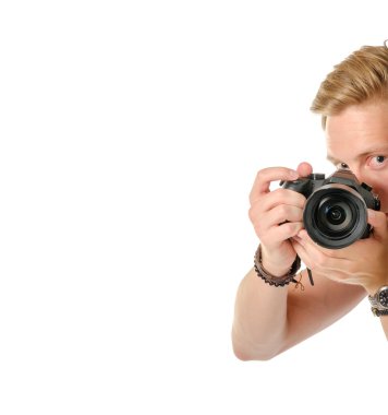 Genç seyahat fotoğraf çekimi izole dslr kamera tarafından adam.