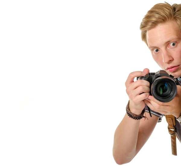 Mladý muž turistické fotografování fotoaparátem dslr, samostatný — Stock fotografie