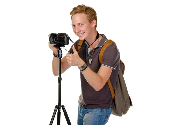 Hombre joven viajero tomando fotos por cámara dslr aislado — Foto de Stock
