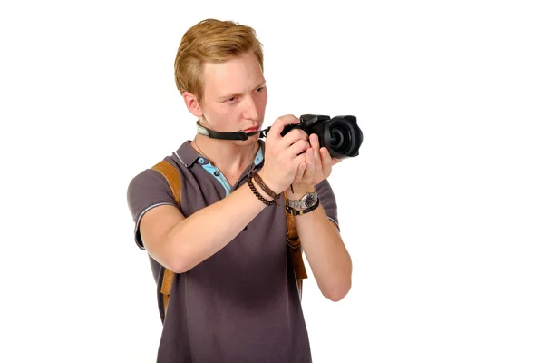 Hombre joven viajero tomando fotos por cámara dslr aislado — Foto de Stock