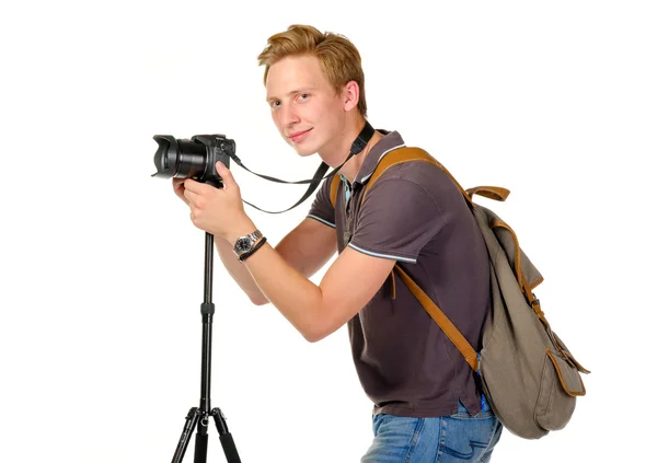 Jonge man reiziger fotograferen door dslr camera geïsoleerd — Stockfoto
