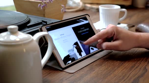 카페에서 태블릿 pc에 아이폰 7 웹사이트를 방문 하는 사람 — 비디오