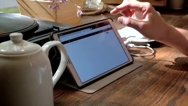 Homem visita site iWatch no tablet pc em um café — Vídeo de Stock