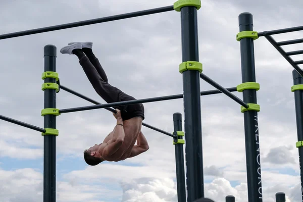 Man övar street workout — Stockfoto