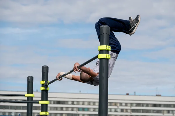 Homme pratique l'entraînement de rue — Photo