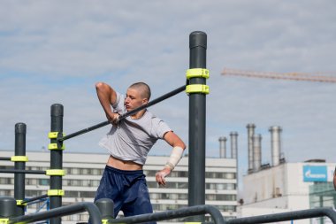 adam pratik sokak egzersiz