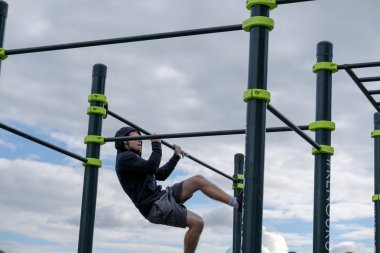 adam pratik sokak egzersiz