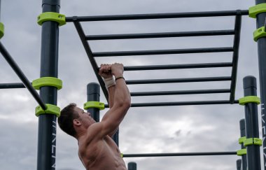 adam pratik sokak egzersiz