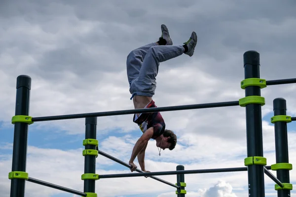 Man övar street workout — Stockfoto