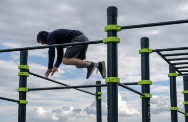 adam pratik sokak egzersiz