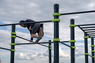 adam pratik sokak egzersiz