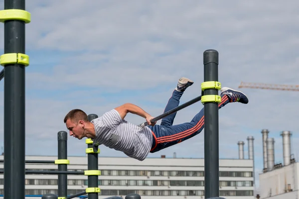 Ulicy lekkoatletycznego mężczyzna praktyka — Zdjęcie stockowe