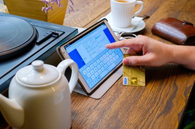 Adam bir gezi popüler seyahat rezervasyon sitesi ta kullanarak arama